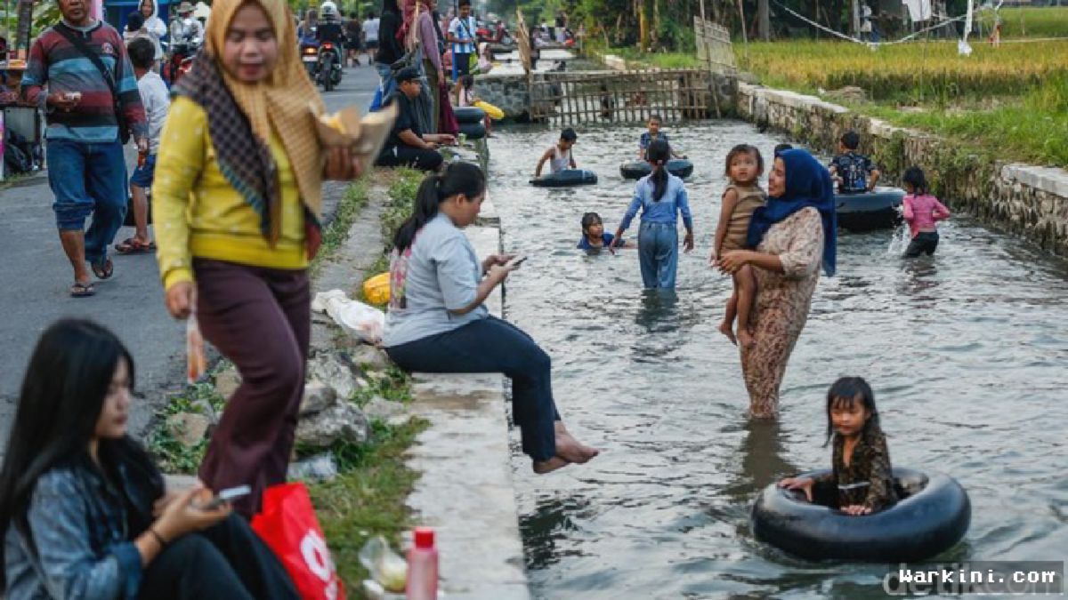 Ngacir ke Waterpark Gratis? Di Karawang, Saluran Irigasi Disulap Jadi Kolam Renang Dadakan!