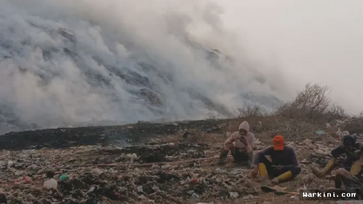 Cerita di Balik Lelahnya Petugas Padamkan Kebakaran TPA Jatiwaringin