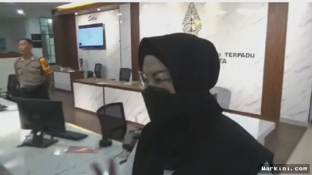 Bupati Sukoharjo Kena OTT KPK, Wajah Lesu Etik Suryani Jadi Sorotan