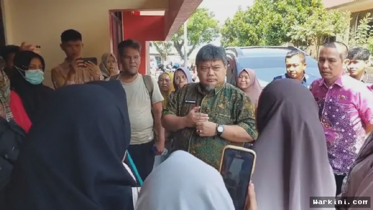 JUDUL: Ratusan Ortu Geruduk Disdikbud Bandar Lampung, Anak Gagal SPMB Jadi Pemicunya