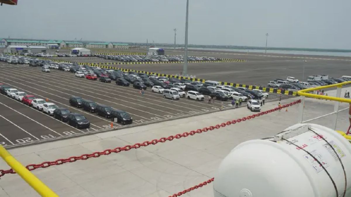 OJK Soroti Pertumbuhan Industri Otomotif, Kapal Serasi V Angkut 700 Mobil Toyota