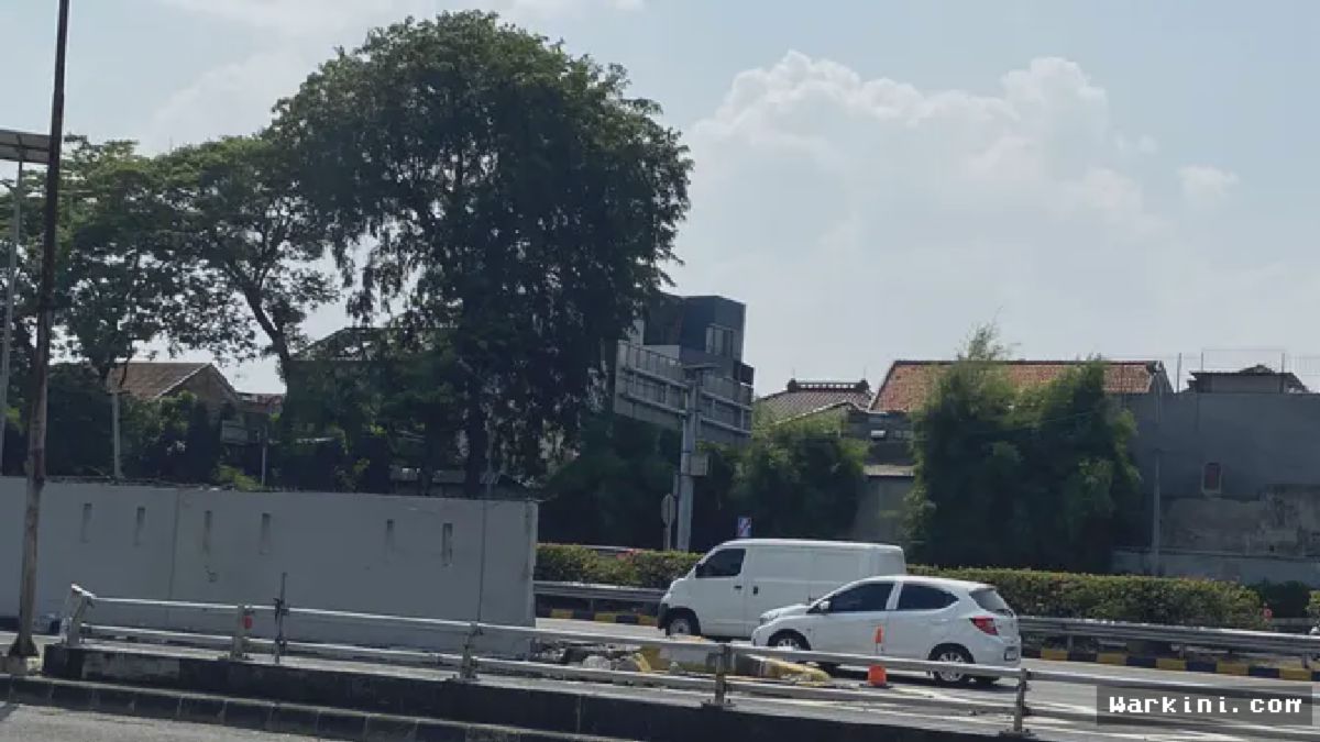 Mobil Dinas TNI Ringsek di Exit Tol Slipi, Lalin Macet Parah