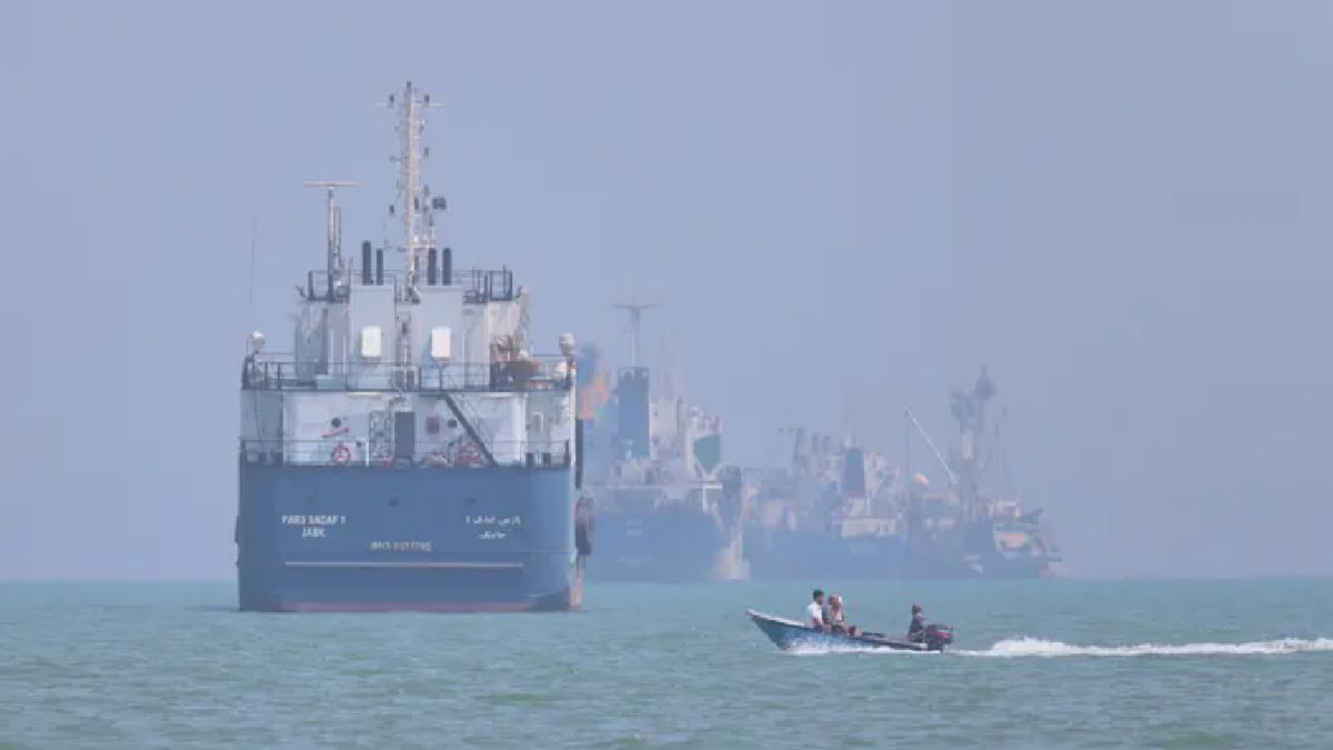 Perahu Motor Kecil Melintas di Tengah Kapal-Kapal di Selat Hormuz
