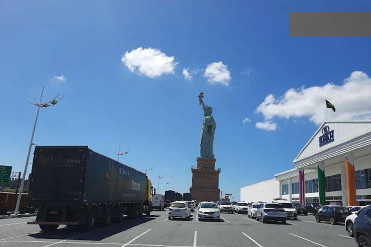 Replika Patung Liberty di Brasil Roboh Diterjang Badai