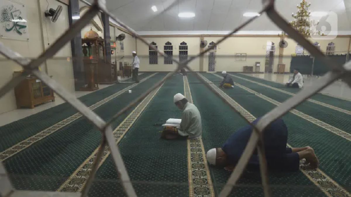 Warga Karawang Berburu Malam Lailatul Qadar dengan Itikaf