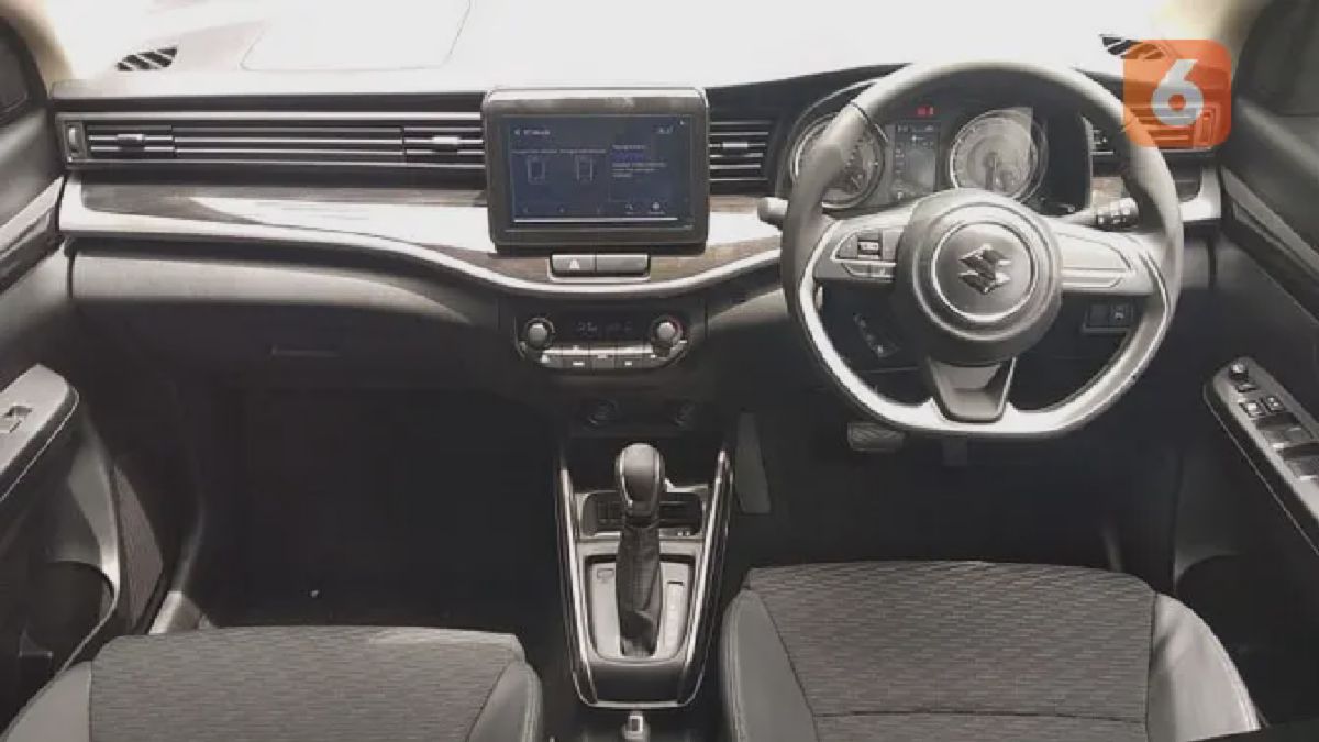 Suzuki XL7 Tampil Sporty Berkat Aksen Karbon pada Dashboard